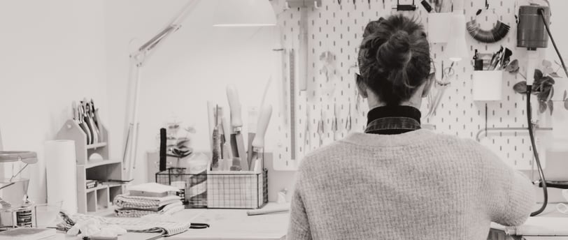 une femme qui fabrique des bijoux