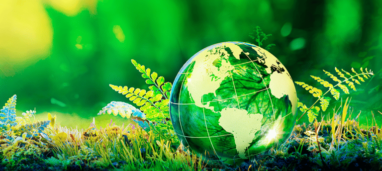 um globo do planeta Terra rodeado de natureza rica e viva como plantas verdes