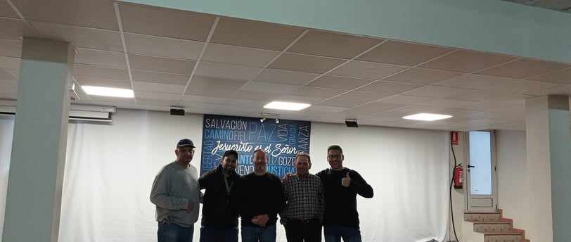 Trabajadores instalando cielo raso en nuestra iglesia