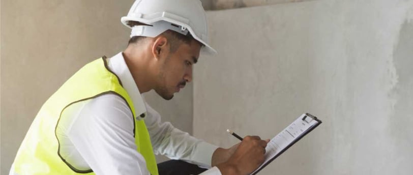 Imagem de engenheiro civil realizando uma avaliação de imóvel.
