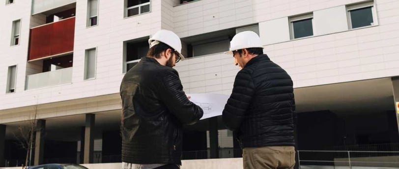 Engenheiros realizando uma avaliação de apartamento.