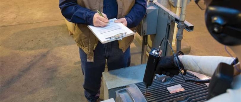 Engenheiro realizando um vistoria para elaboração de um laudo de avaliação de máquinas e equipamento