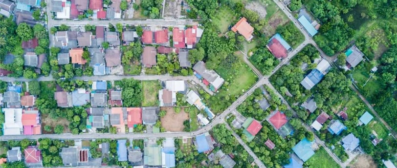 Imagem aérea de um bairro utilizada no laudo de avaliação de terreno urbano