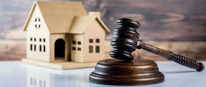 Imagem de malhete e um casa representando um Perito Judicial Avaliador de Imóveis