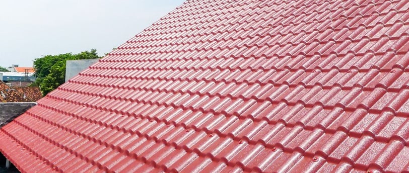 Genteng uPVC Royal Roof warna merah sebagai atap bangunan ruko di Mojokerto, Jawa Timur