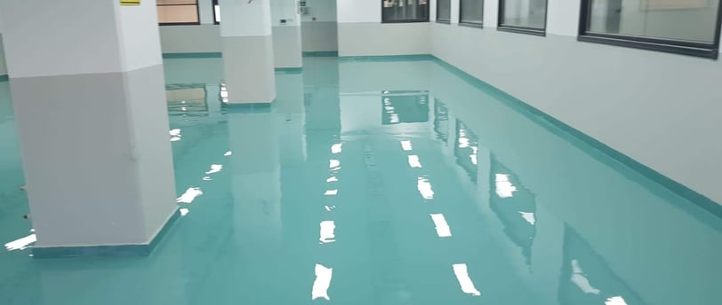 epoksi zemin kaplama a long hallway with a blue floor and a white wall 