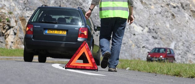 dépanneur IDF-Dépannage qui change une roue sur le bord de la route depannage et remorquage urgent