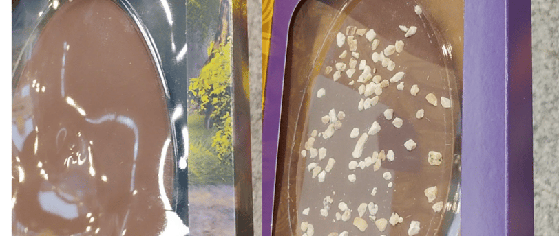 2 caixas com barra de chocolate oval