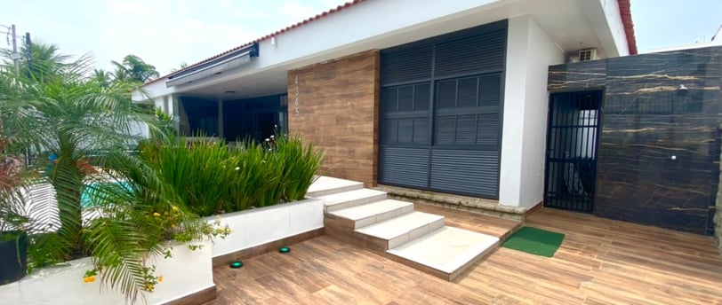 casa de temporada em frente ao mar do guaruja com plantas e ceu azul