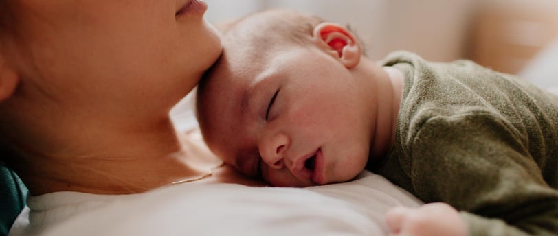 mama-con-bebe-dormido