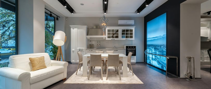 Sala mobiliada de uma casa com mesa e cadeira