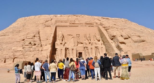 ¿Es seguro viajar a Egipto, grupo en el famoso templo de abusimbel del faraoin ramses el segundo , viajes egipto con guia