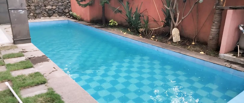 Desain kolam renang sederhana di halaman rumah oleh dayanapool.