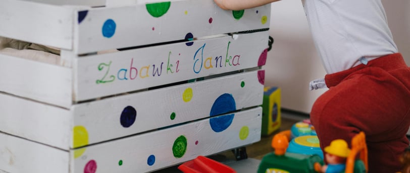 enfant qui range ses  jouets