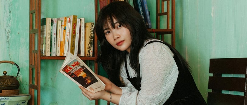 une Japonaise lit un livre