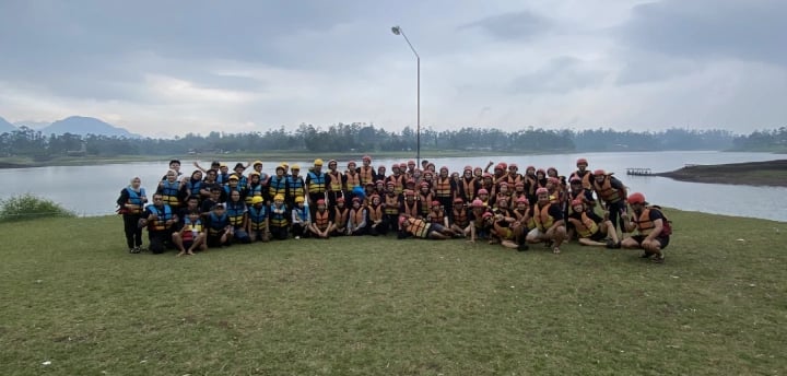 Tim rafting bersiap di basecamp Fluir Adventure Pangalengan