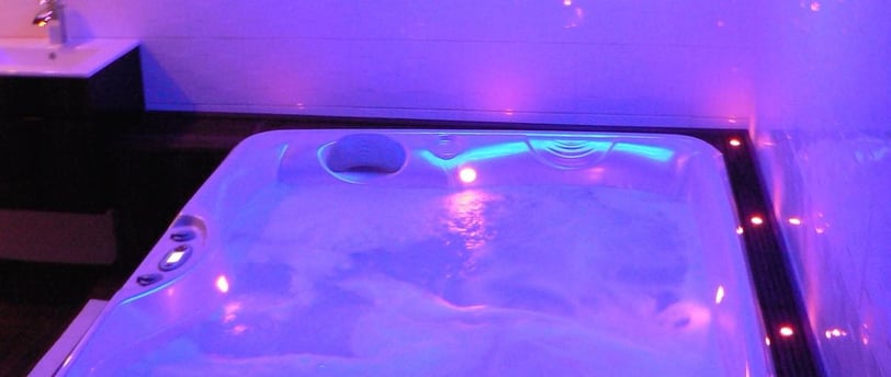 loveroom avec Spa jacuzzi privatif dans la chambre, en Bretagne ille et villaine dans le 35