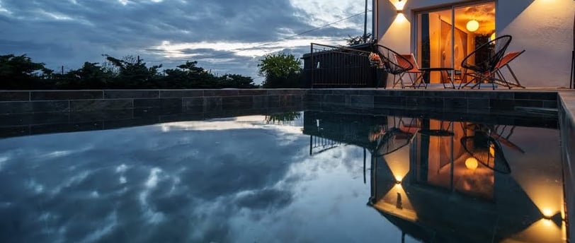 Piscine de la love room pour un week end amoureux dans le Morbihan