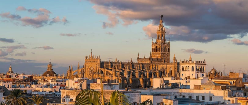Catedral de Sevilla sobre paredes blancas en un atardecer soleado