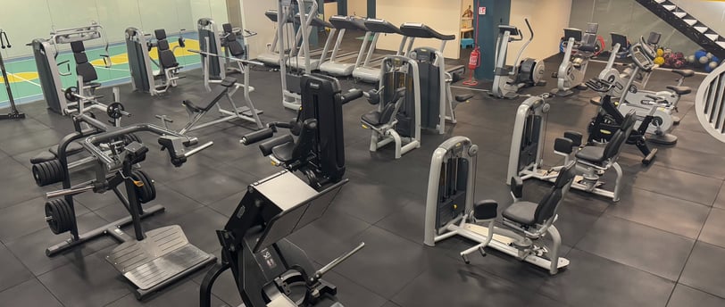 Sala attrezzata della palestra Move 2 Grow a Milano con macchinari per esercizi di forza, cardio e allenamenti funzionali, in
