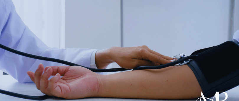 Médico Clínico Geral Aferindo a Pressão Arterial