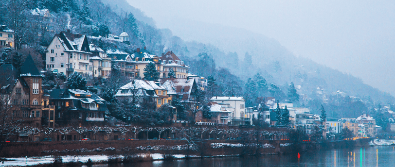 Ausblick auf schneebedeckte Häuser in Heidelberg