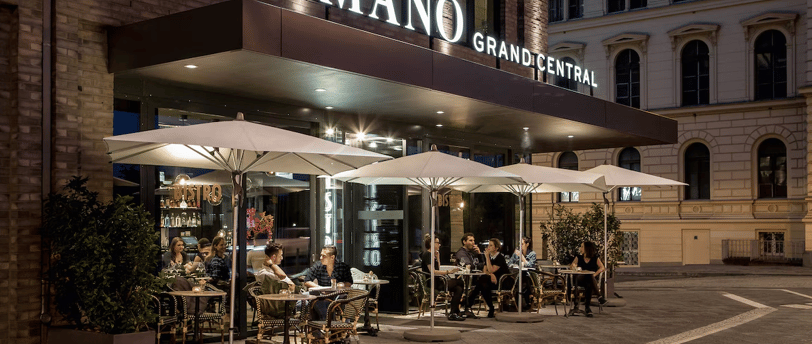 Das Hotel AMANO in Berlin von außen bei Nacht