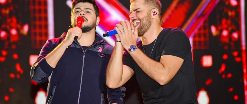 Voz de sucessos, como "Largado às traças", "S de Saudade", "Você beberia ou não", a dupla é uma das 