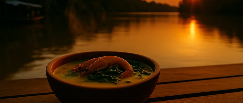 Cuia tradicional de tacacá, com caldo amarelo de tucupi, folhas de jambu e camarão seco