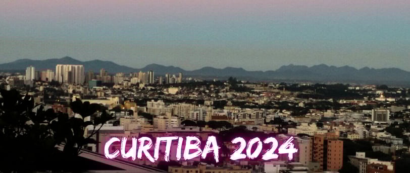 Cidade de Curitiba com a Serra do Mar ao fundo