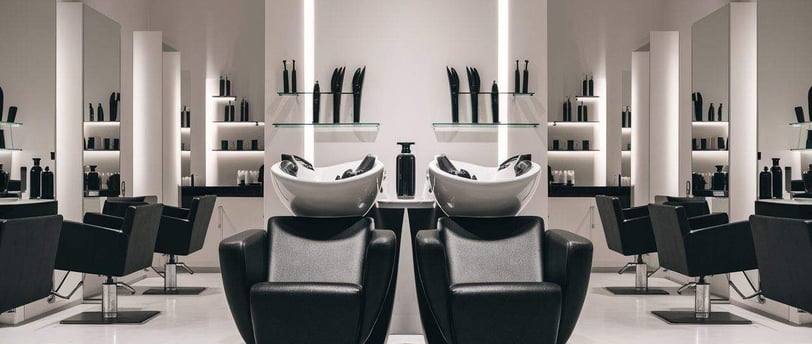 área de lavado de cabello, salón de belleza moderno, lavacabezas ergonómicos, mobiliario de peluquería