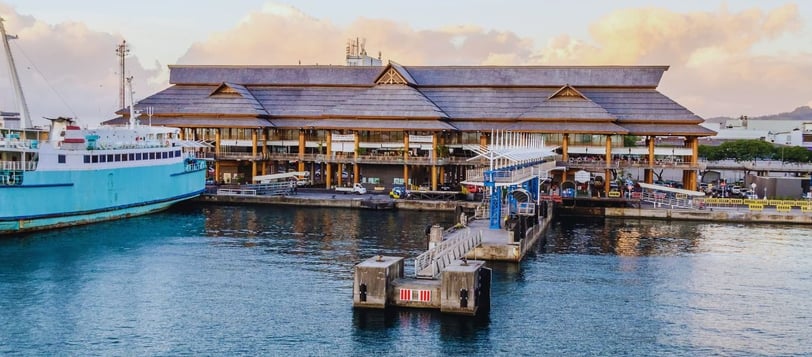 foto da vista do porto em papeete no tahiti chegando de navio