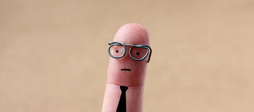 finger-making-man-with-glasses-funny-comedy-hilarious-laugh-fun-dilsebatein-42