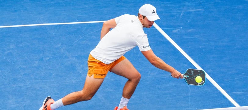 Ben jonhs exécution d’un revers puissant au pickleball