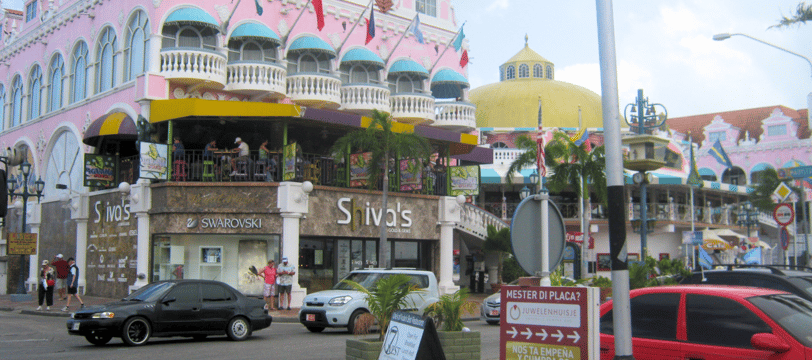 avenida principal em oranjestad caribe