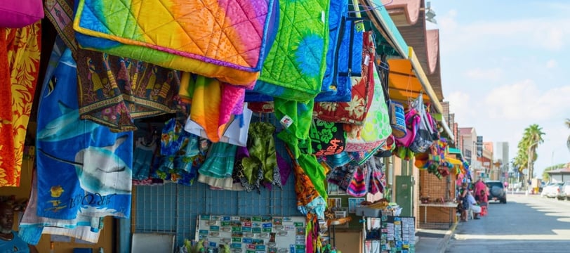Lojinhas de rua coloridas no centro de Oranjestad, em Aruba, com souvenirs típicos .