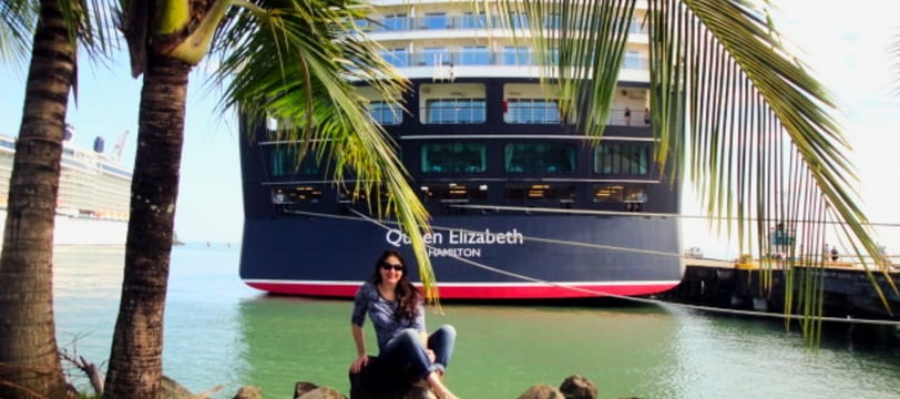 foto da autora ao lado do navio queen em linom puntarenas costa rica