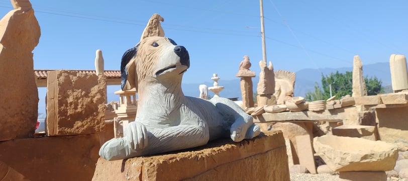 Perro tallado en piedra