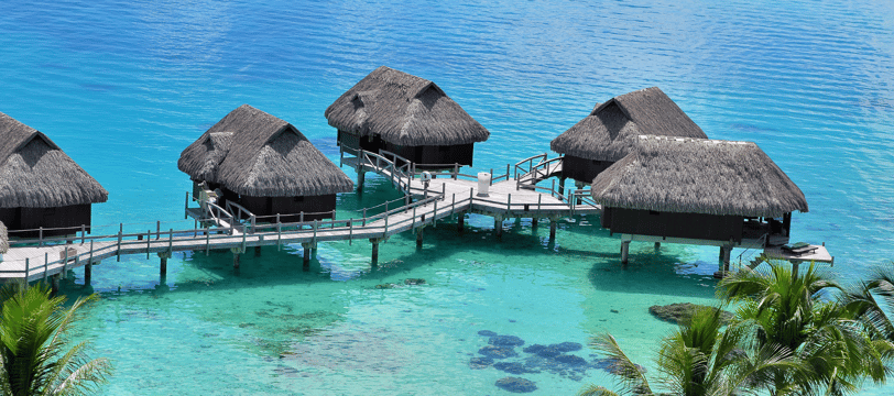 eine Reihe kleiner Häuser die im Wasser stehen