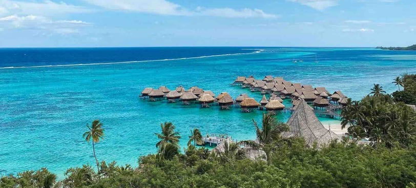 Vue sur le lagon de Tahiti en Polynésie avec des cabanes sur pilotis