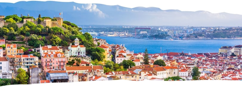 Foto de fundo da página com vista da cidade de Lisboa, Portugal, destacando telhados históricos