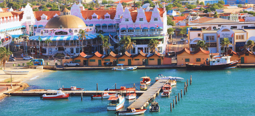 vista do navio chegando a oranjestad aruba 