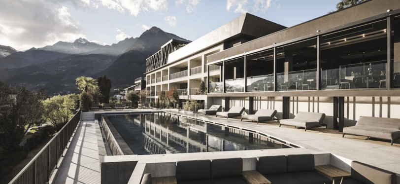 Großer Pool mit Blick auf ein Hotel und Berge