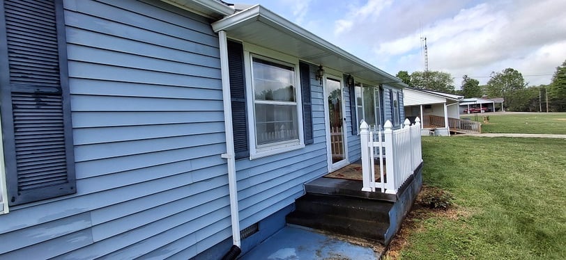 Vinyl house wash in Mooresburg, Tn 37811 by Bobs Pressure Washing services 36