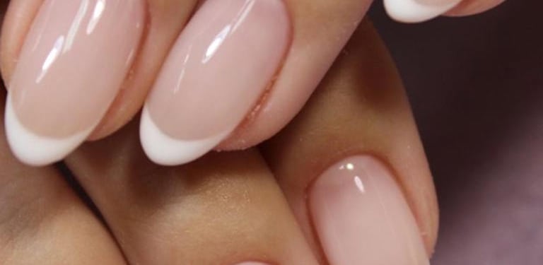 ongles roses et blanches