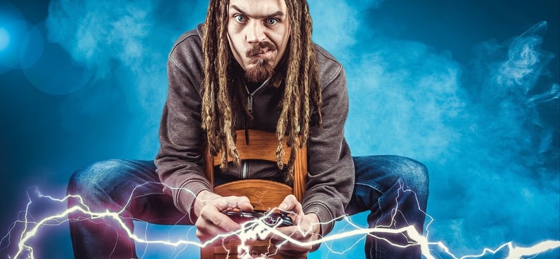 homme jouant à la playstation