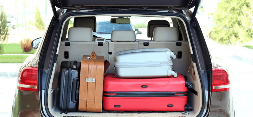 Coche con maletas para viaje desde Ávila