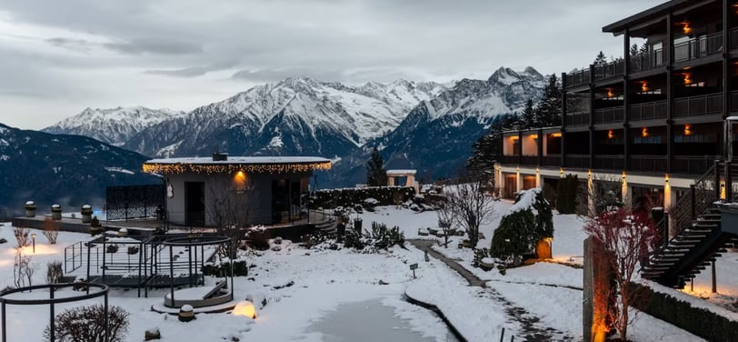 Hotelhof mit Ausblick auf schneebedeckte Berge