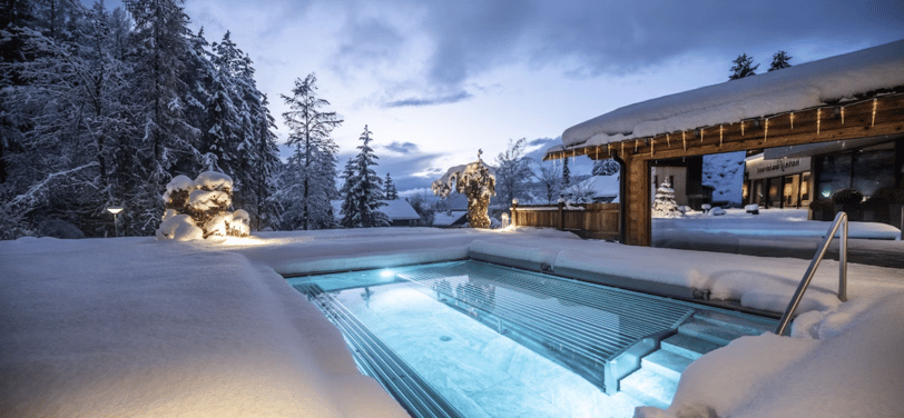 Hotel Pool mit einer schneebedeckten Landschaft 
