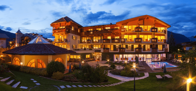 Luxushotel am Abend in den Bergen 